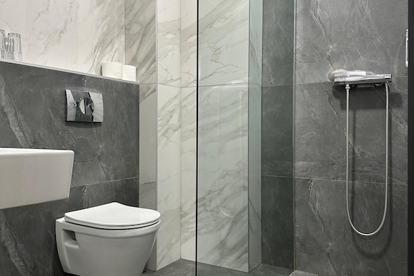 Classic Double Room | Bathroom | Shower, free toiletries, hair dryer