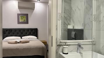 Minibar, desk, free WiFi