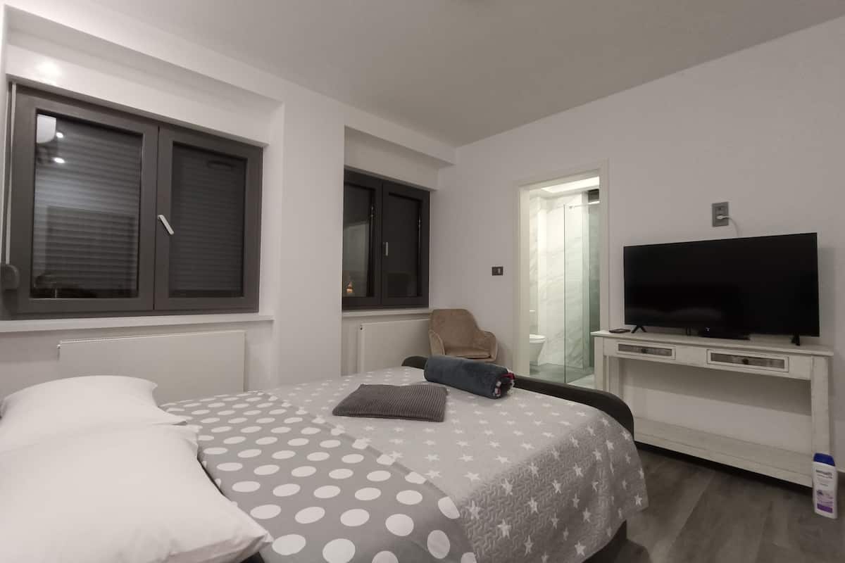 Minibar, desk, free WiFi