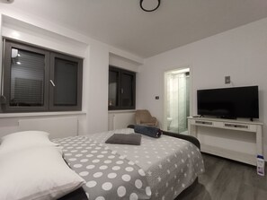 ميني بار ومكتب وواي فاي مجانًا