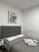 Klassieke tweepersoonskamer | Een minibar, een bureau, gratis wifi