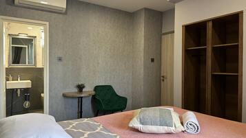 Classic Double Room | Minibar, desk, free WiFi
