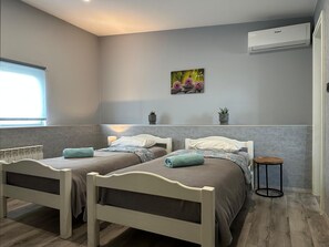 Dobbelt- eller tomannsrom – classic | Minibar, skrivebord og wi-fi (inkludert)