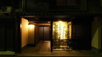 Facciata della struttura - sera/notte