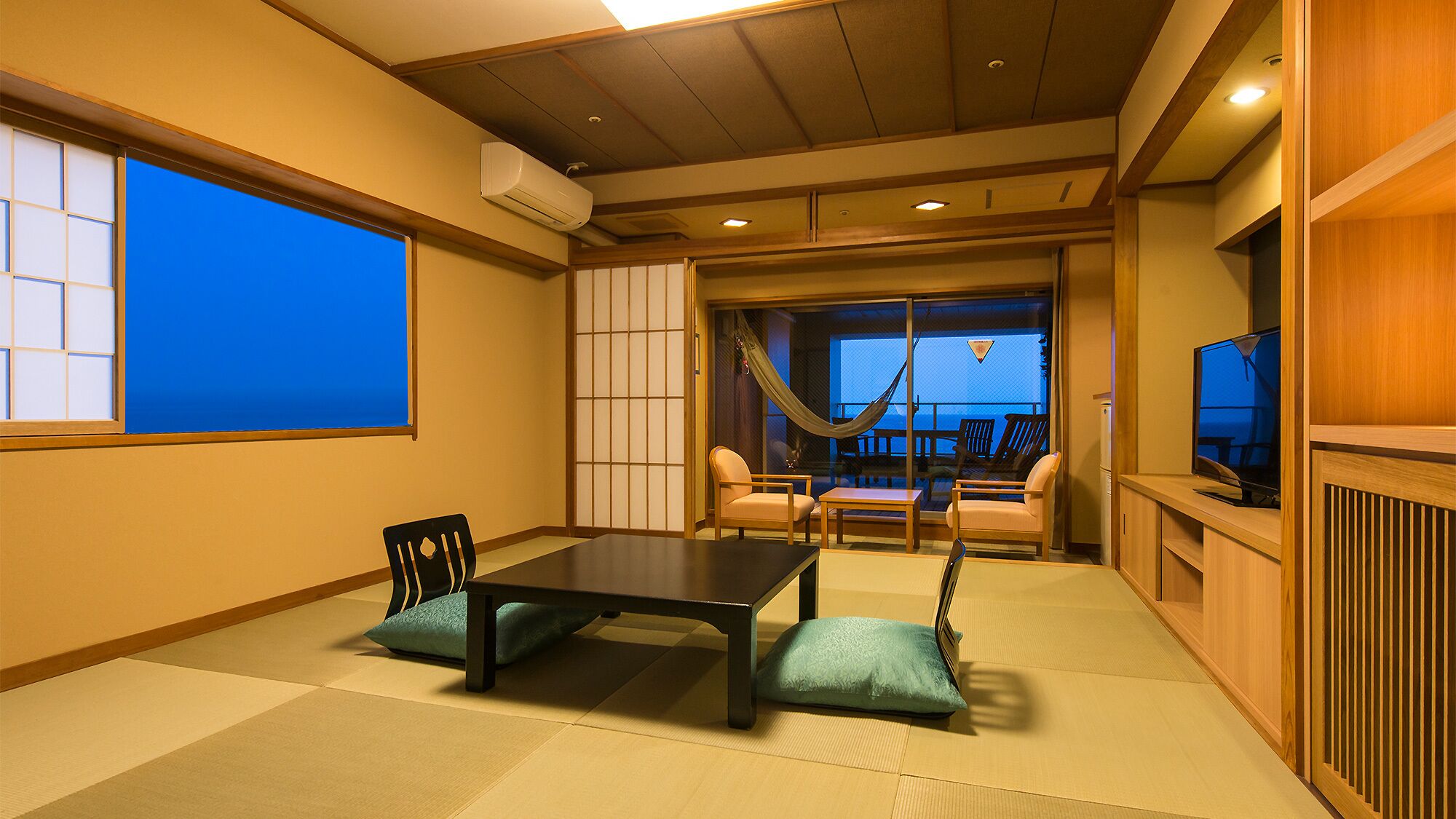 Premium compact corner room | In-room safe, free WiFi