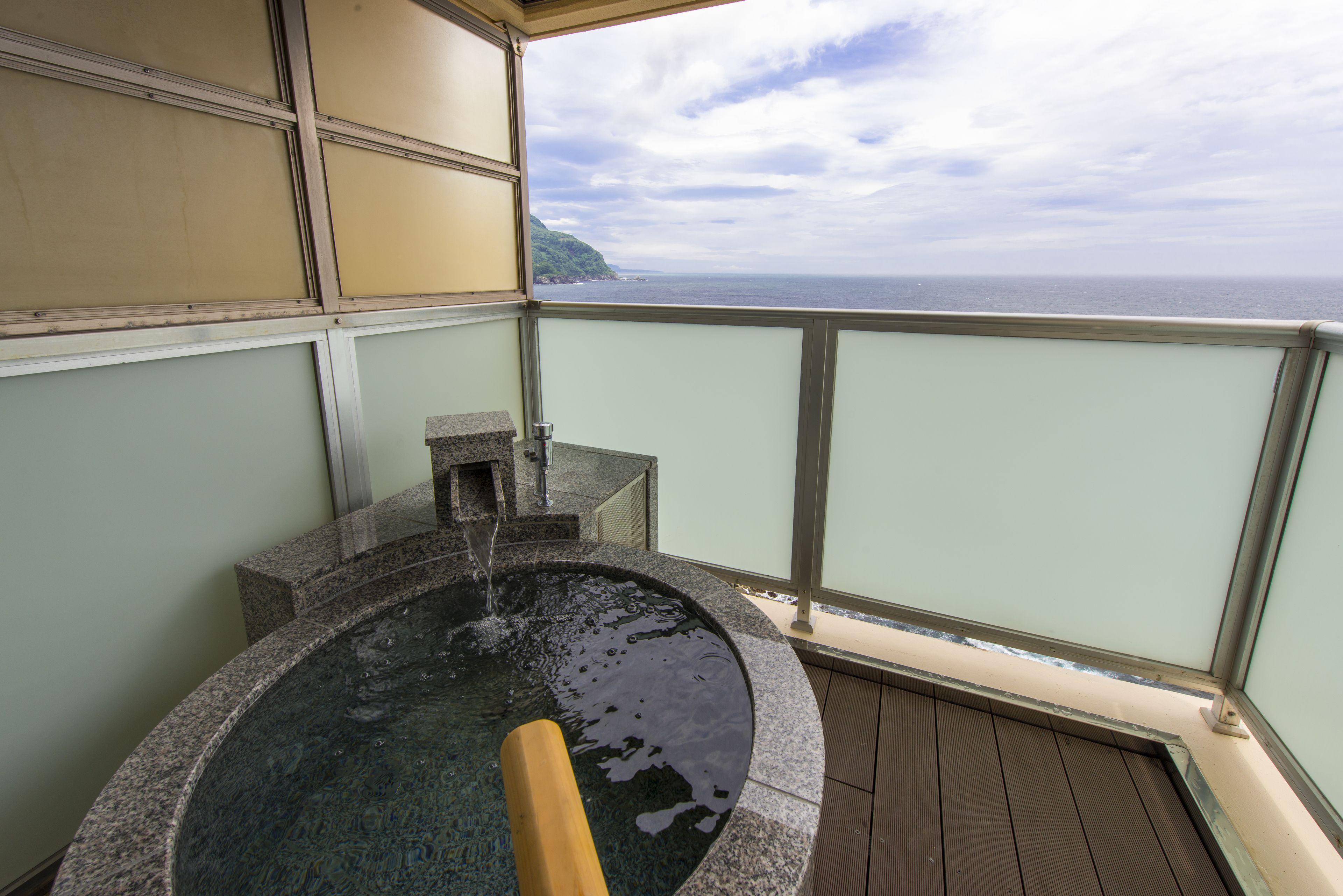 H type with open air-bath | Deep-soaking bathtub