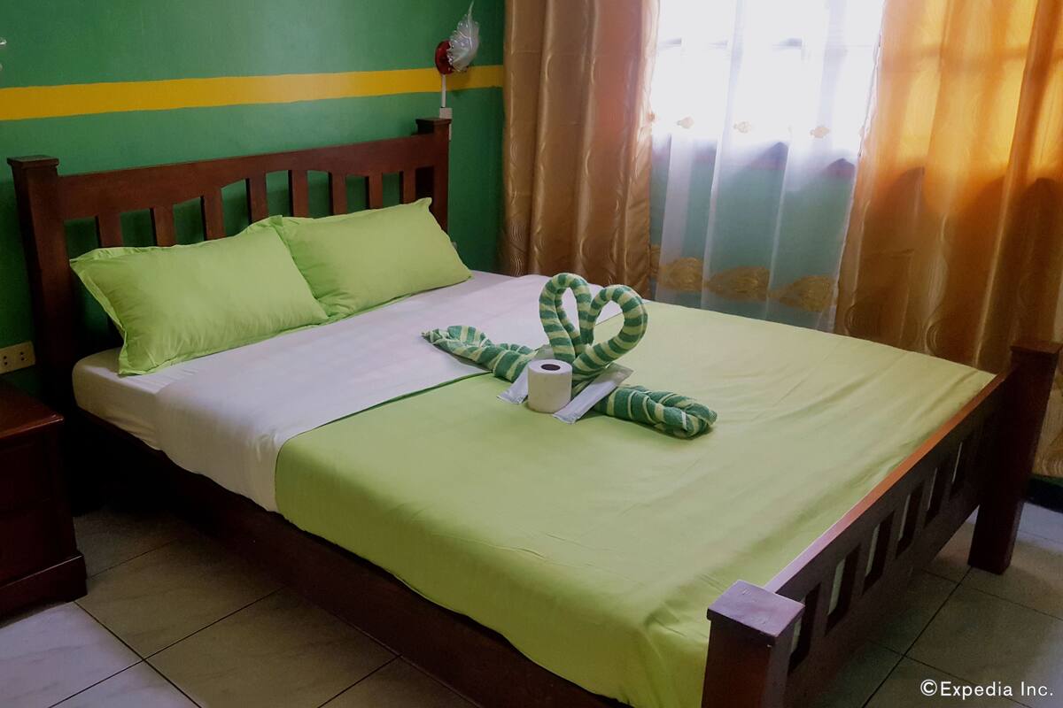 Deluxe Room, 1 Queen Bed | Bed sheets