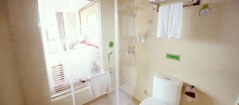 Vienna Hotel (Shanghai Hongqiao Hub Jiading New City)