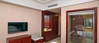 Vienna Hotel (Shanghai Hongqiao Hub Jiading New City)