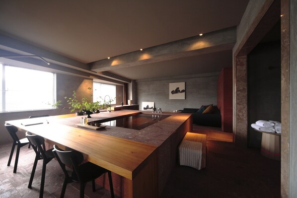 スイート | セーフティボックス (室内)、客室ごとに異なる装飾、客室ごとに異なるインテリア、デスク