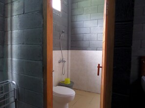 Dusch, gratis toalettartiklar och handdukar