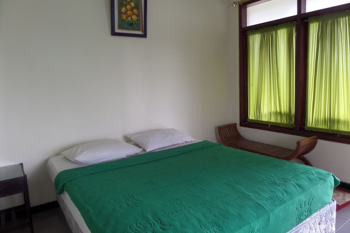 Standard Double Room | Desk