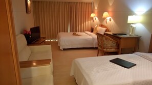 Deluxe trippelrum | Värdeförvaringsskåp på rummet, skrivbord och mörkläggningsgardiner