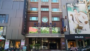 A hotel entrance with a prominent sign for 'Berkley Business Hotel'.