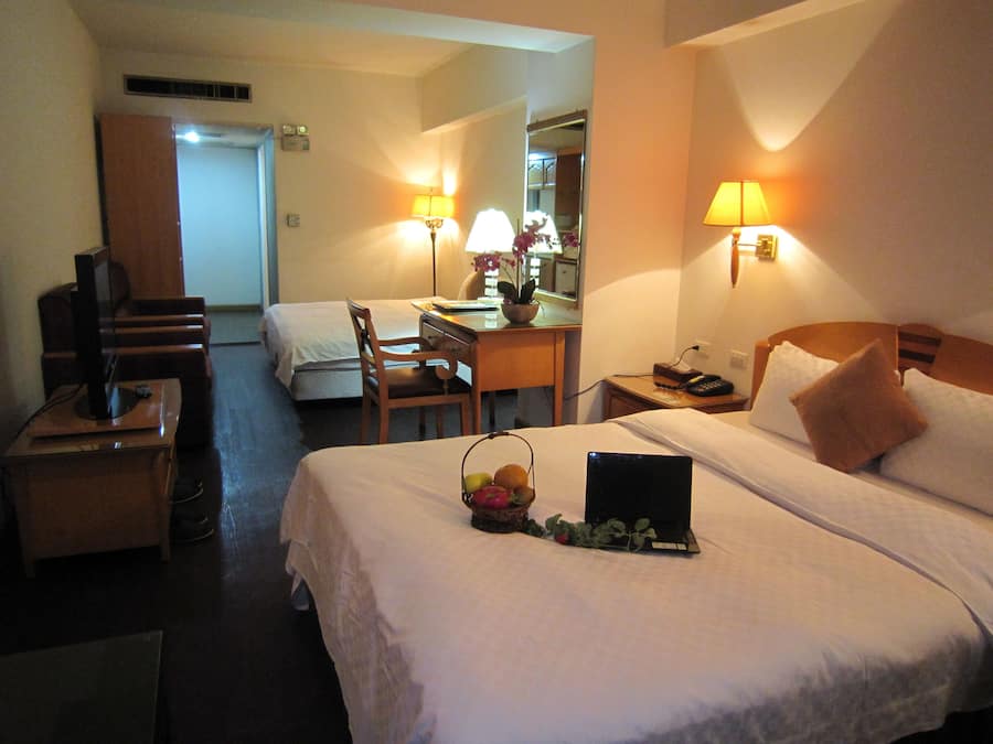 Quarto quádruplo luxo | Cofres nos quartos, escrivaninha, cortinas blackout