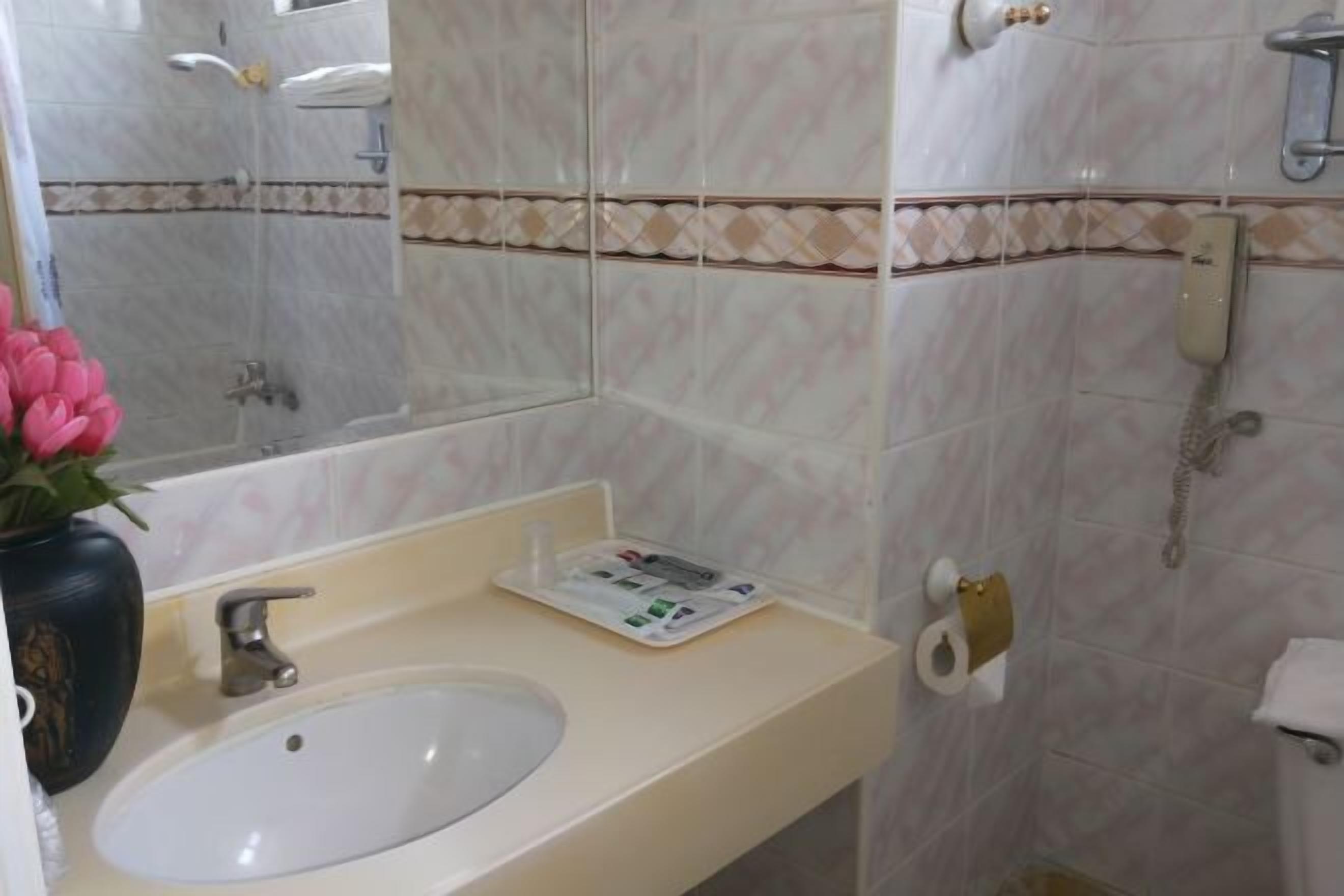 Badkamer | Een bad/douchecombinatie, gratis toiletartikelen, een haardroger