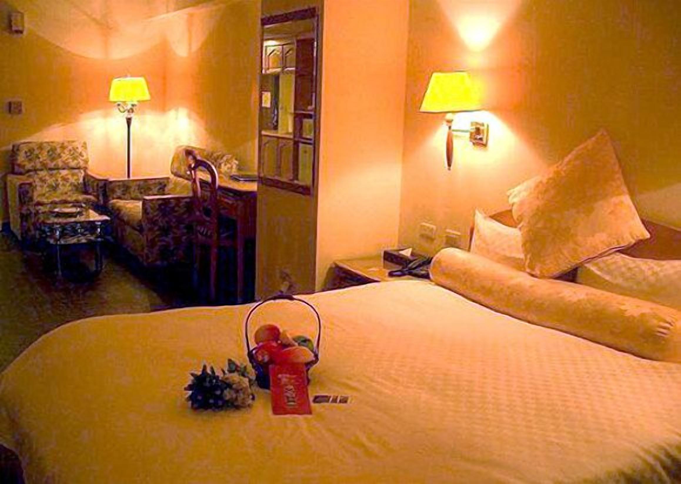 Een kluis op de kamer, een bureau, verduisterende gordijnen