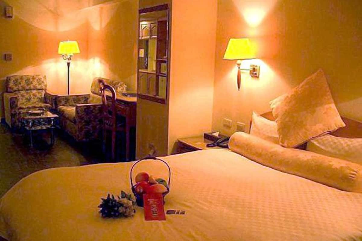 In-room safe, desk, blackout drapes, soundproofing