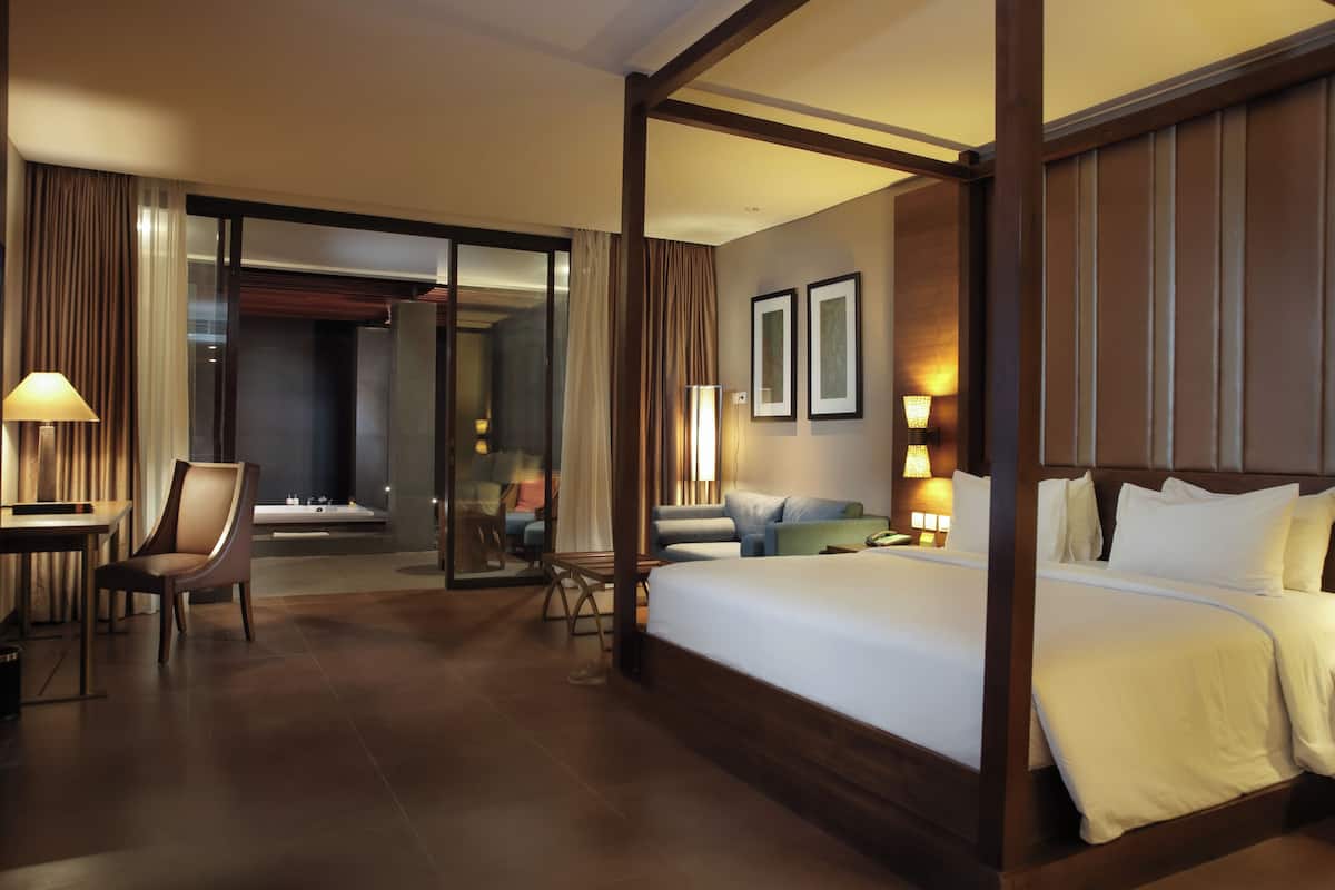 Honeymoon Suite | 1 bedroom, minibar, in-room safe, desk