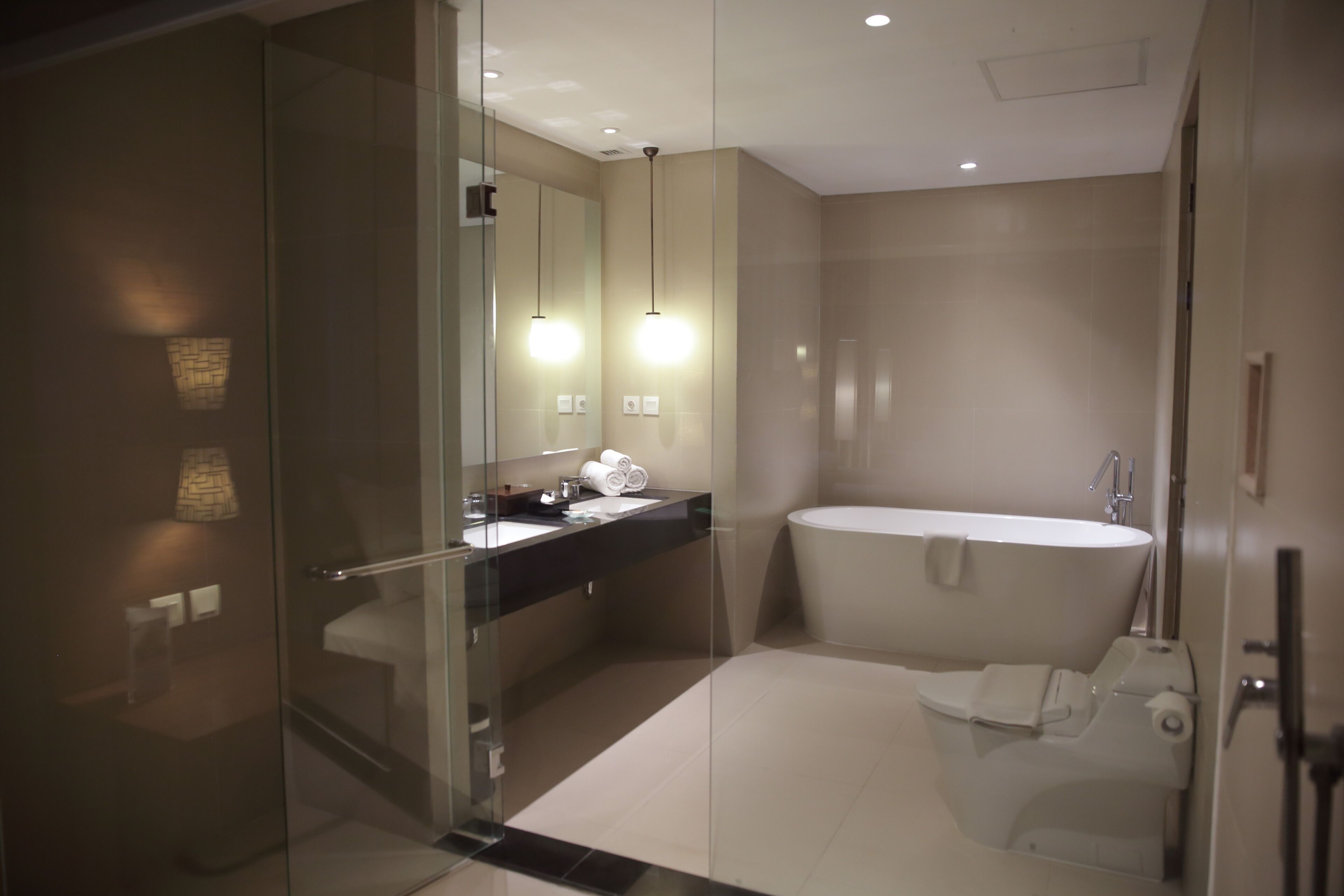 honeymoon suite | bathroom | free toiletries, hair dryer, bathrobes, slippers