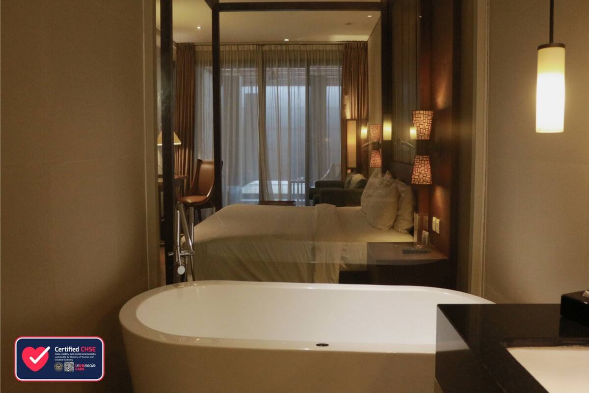 junior suite | bathroom | free toiletries, hair dryer, bathrobes, slippers
