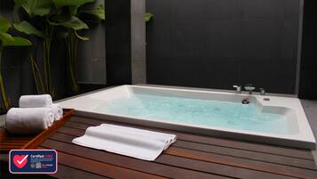 Junior Suite | Bathroom | Free toiletries, hair dryer, bathrobes, slippers