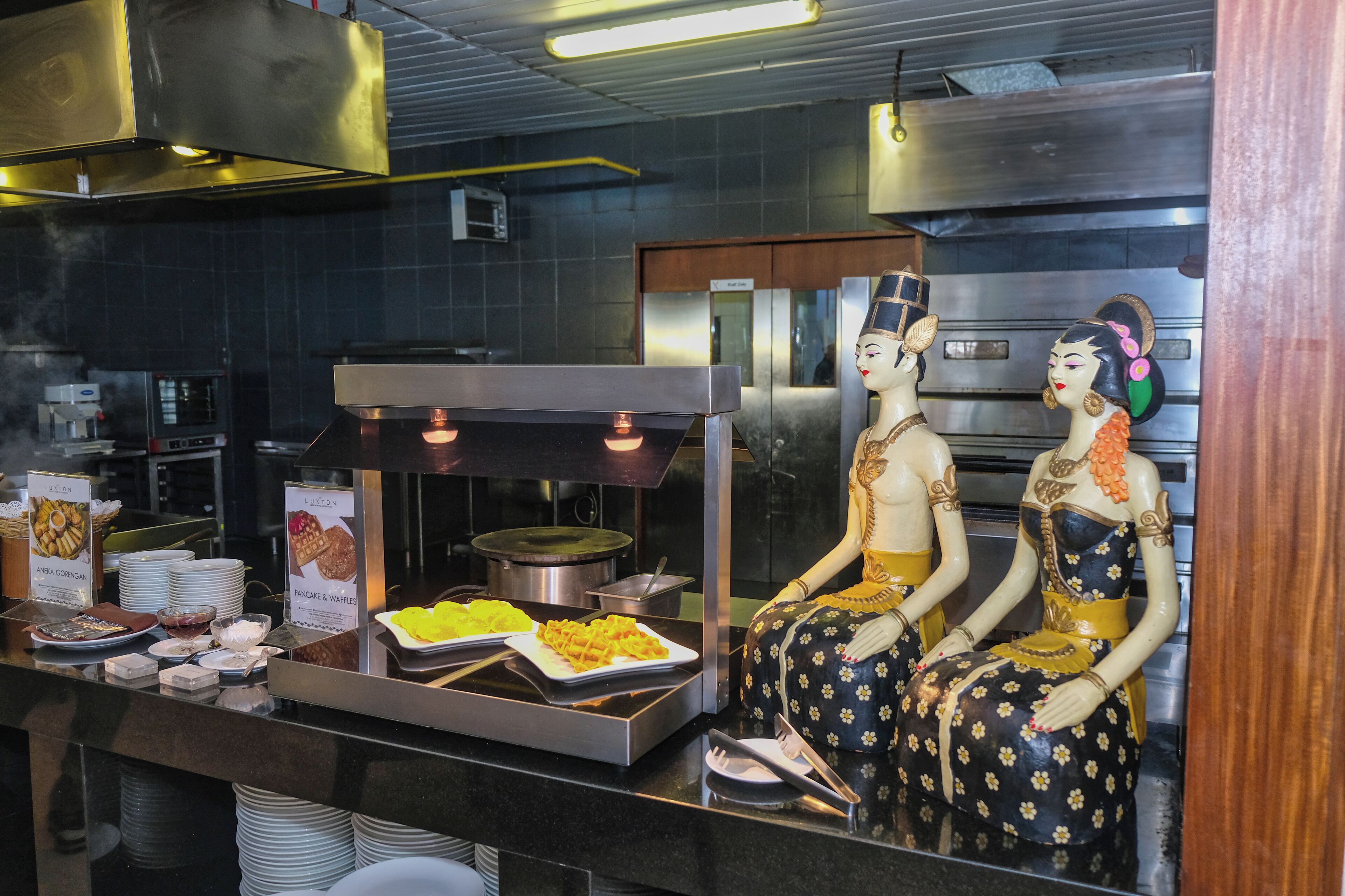 breakfast, lunch, dinner served; international cuisine