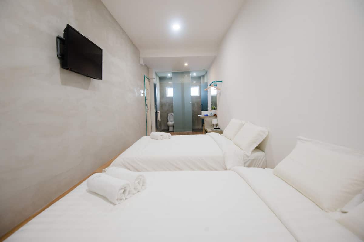Habitación familiar | Escritorio, tabla de planchar con plancha, wifi gratis y ropa de cama