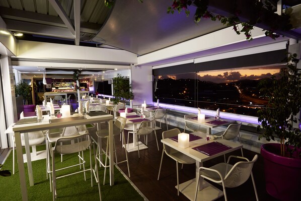 2 ravintolaa, joissa tarjoillaan aamiainen