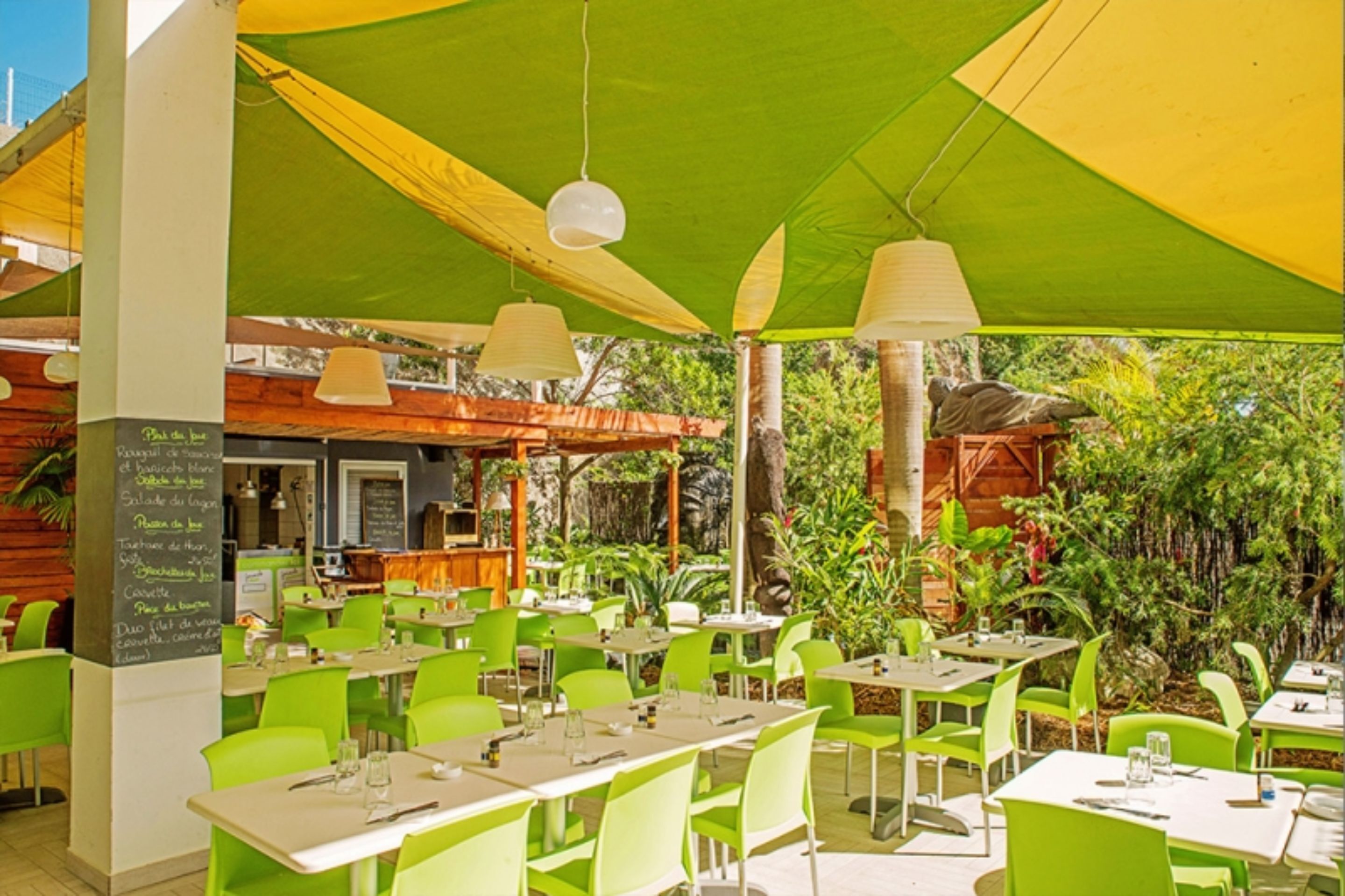 2 restaurants, breakfast served