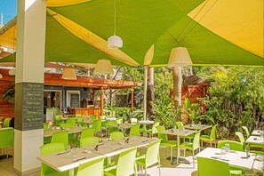 2 restaurantes, se sirve desayuno 