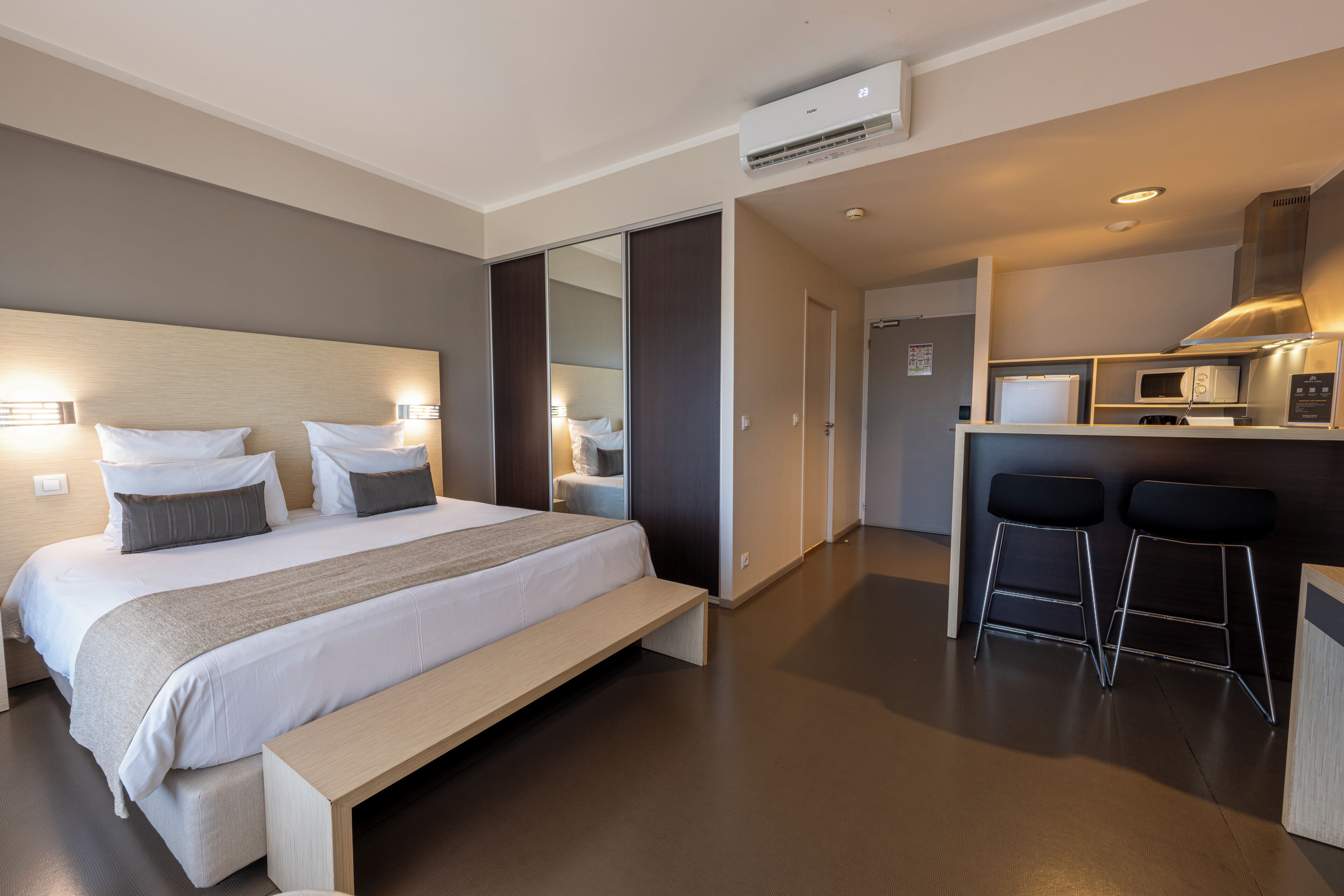 Luxe beddengoed, pillowtop-bedden, een kluis op de kamer, een bureau