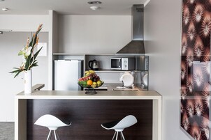 Refrigerador con freezer, microondas, placa de cocina