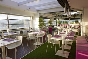 2 restaurantes, se sirve desayuno 