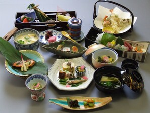 Verschiedene traditionelle japanische Gerichte, ansprechend auf einem Tisch angerichtet.