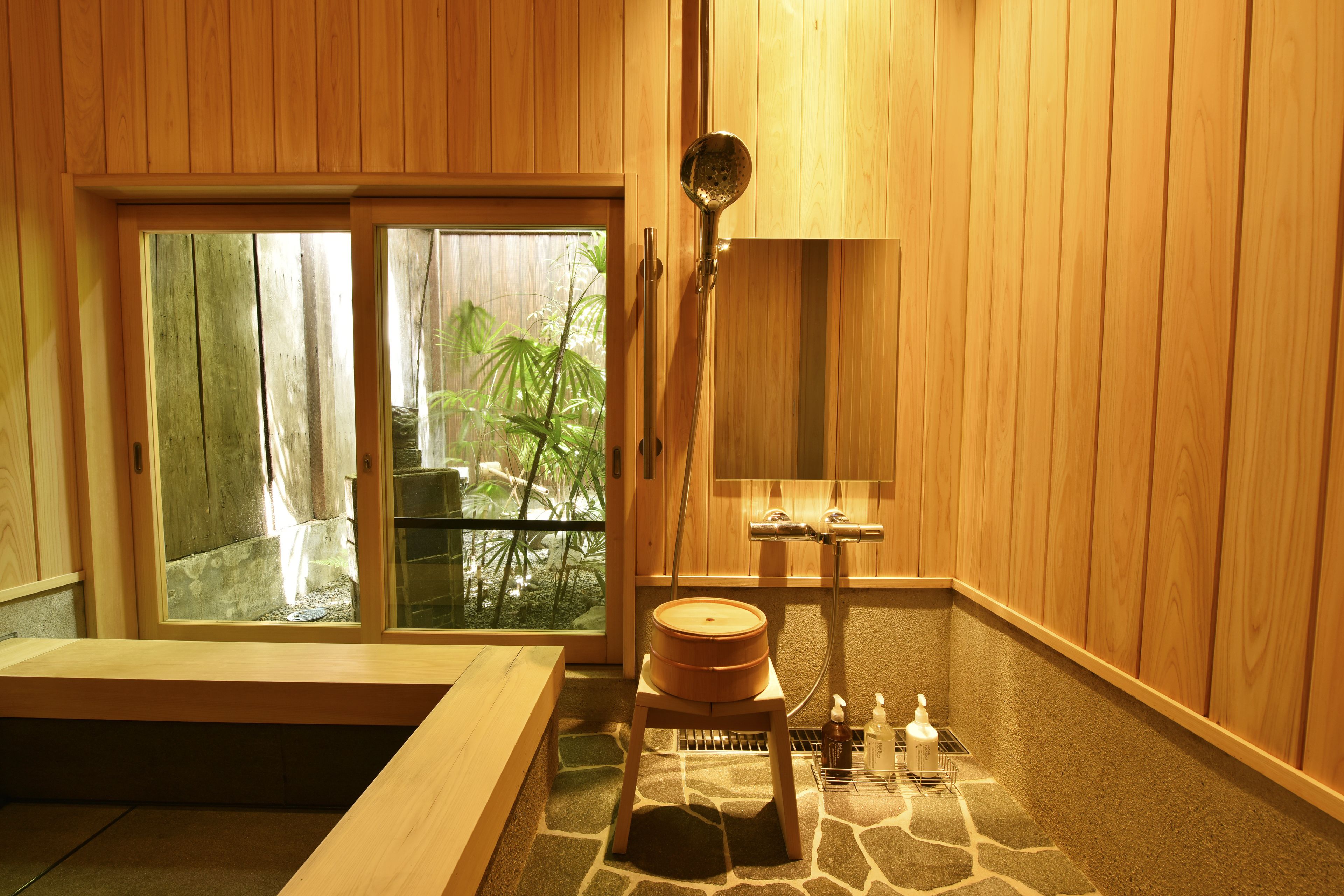 Traditionelt byhus (Japanese Style) | Faciliteter på badeværelset | Separat badekar og bruser, dybe badekar, brusehoved med spredningseffekt