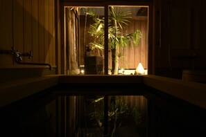 Townhouse Tradisional (Japanese Style) | Kamar mandi | Bathtub dan shower terpisah, bathtub besar,  dan pancuran hujan