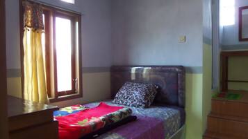 Economy Room, Shared Bathroom | Desk