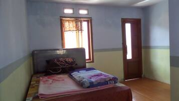 Standard Room | Desk