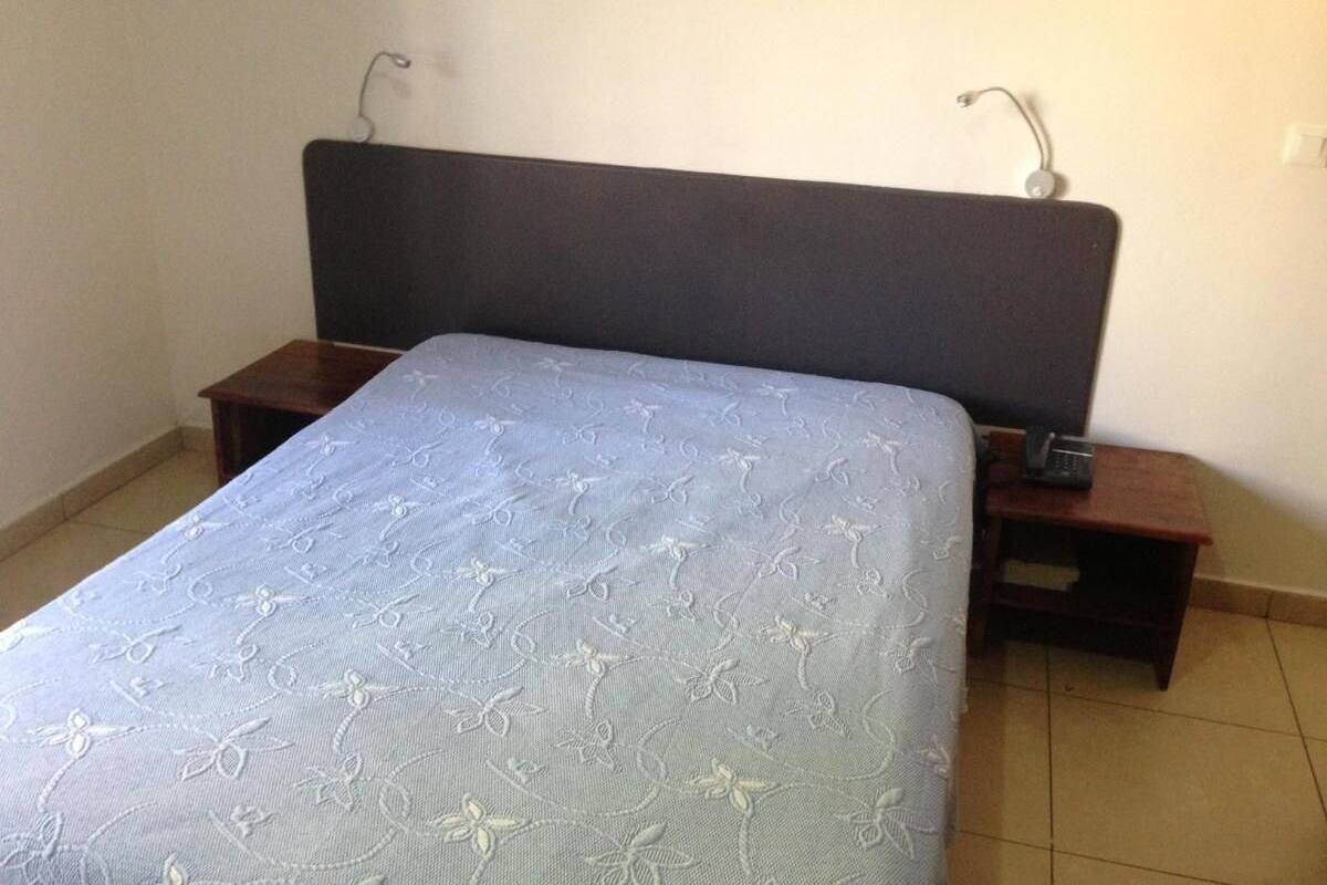 Escritorio, tabla de planchar con plancha y cunas gratuitas