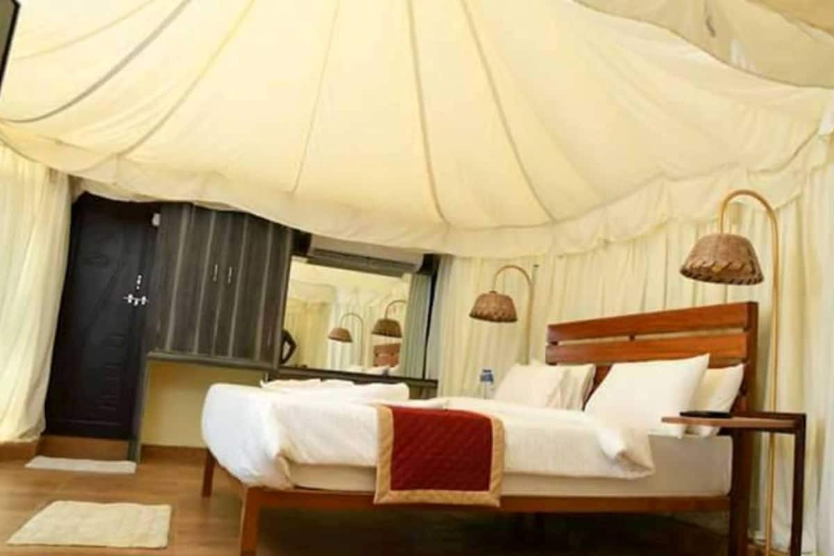 Tenda Classic | 1 camera, una cassaforte in camera, una scrivania, tende oscuranti