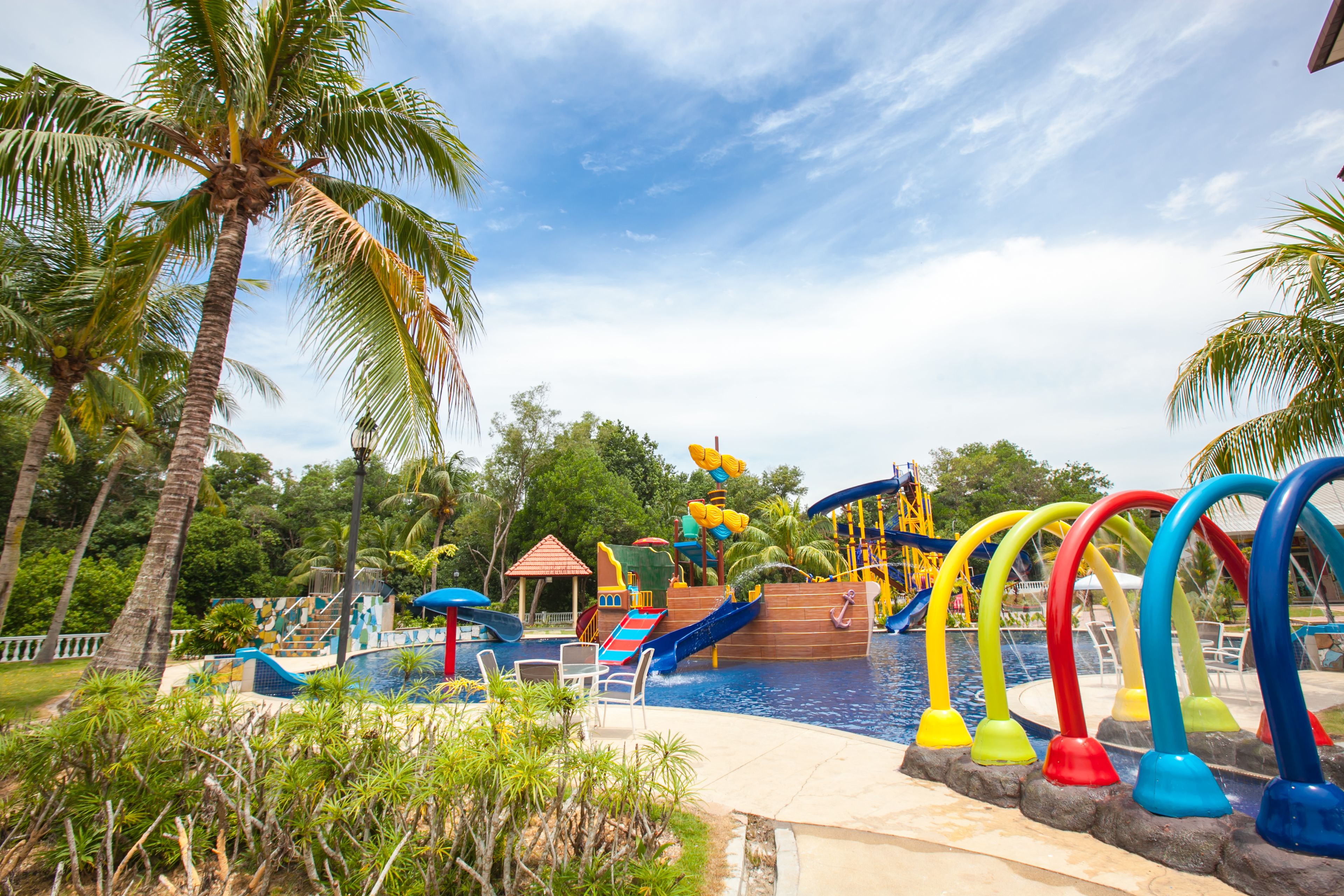 Parque acuático con toboganes y piscina.
