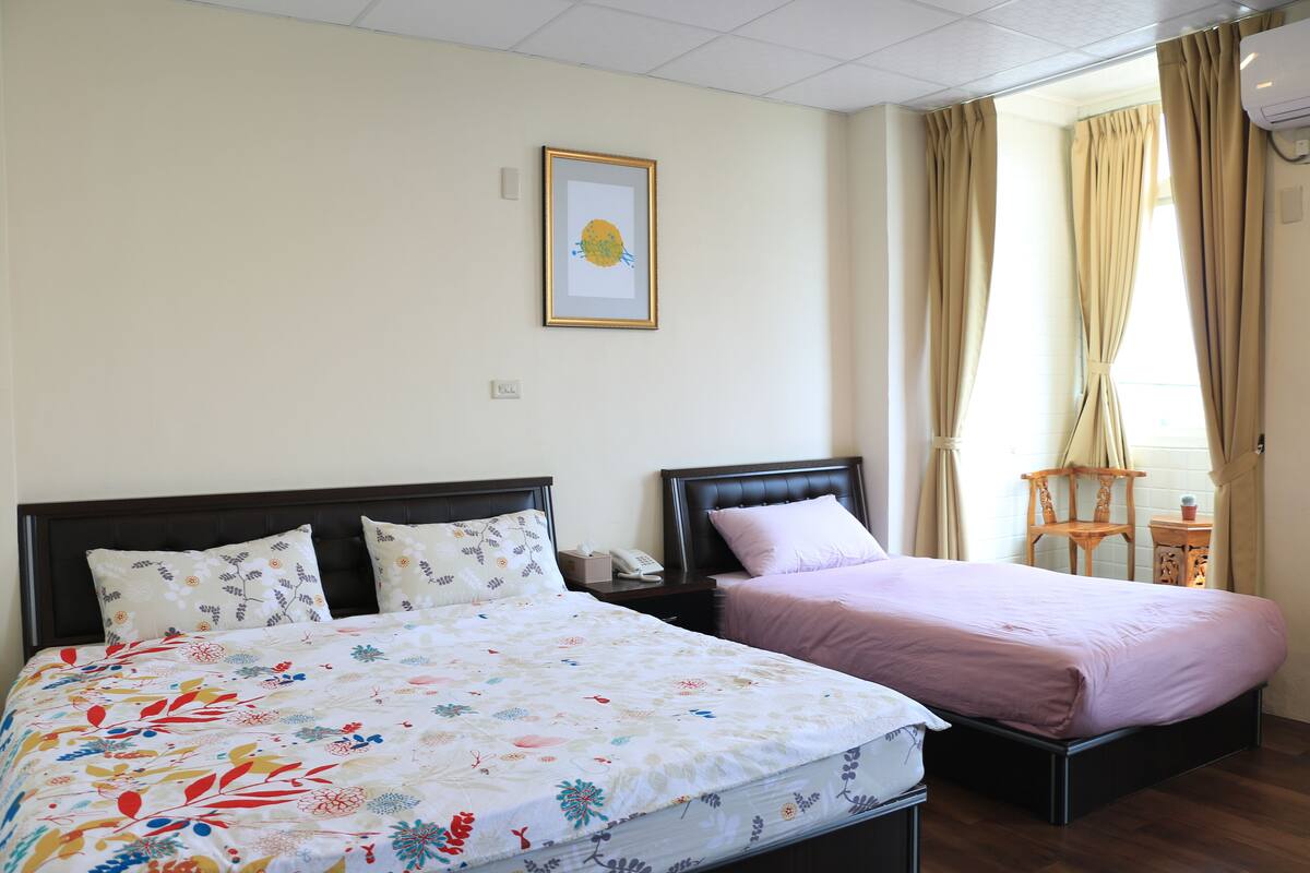 Luxury Triple Room | Bathroom | Shower, free toiletries, hair dryer, slippers