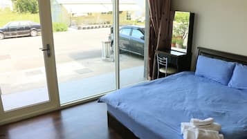 1 bedroom, premium bedding, desk, blackout curtains