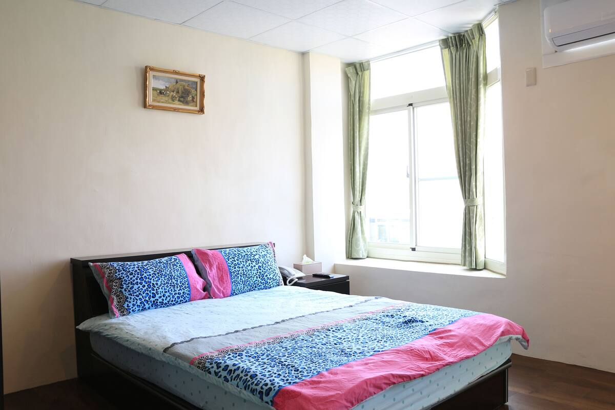 1 bedroom, premium bedding, desk, blackout curtains