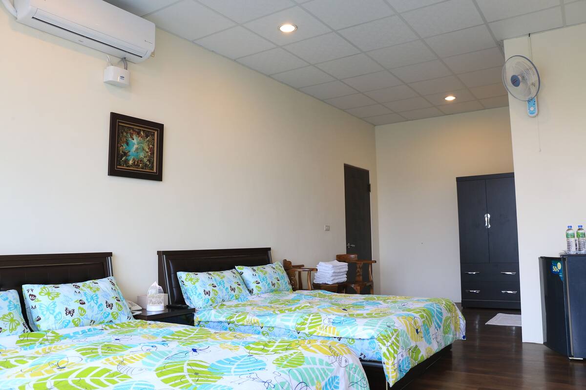 Habitación cuádruple de lujo | 1 habitación, ropa de cama de alta calidad y escritorio