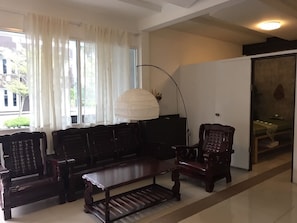 TV - River Nature Hotel (Surat Thani)