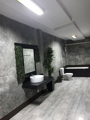 Habitación familiar, 2 habitaciones | Baño | Amenidades de baño gratuitas y toallas 