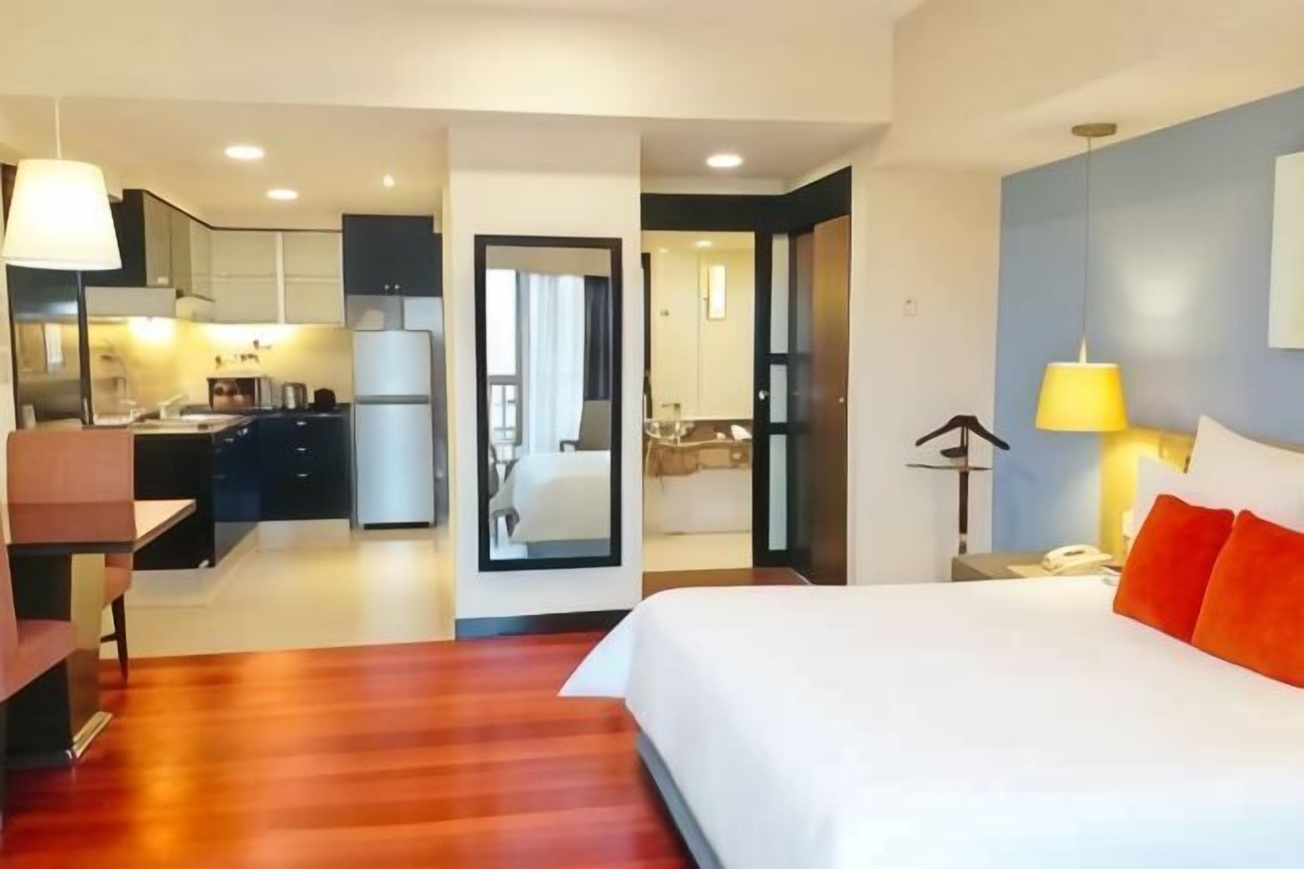 Een kluis op de kamer, een bureau, geluiddichte muren