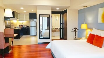 Standard-studio | Tallelokero huoneessa, työpöytä, äänieristys, silitysrauta/-lauta